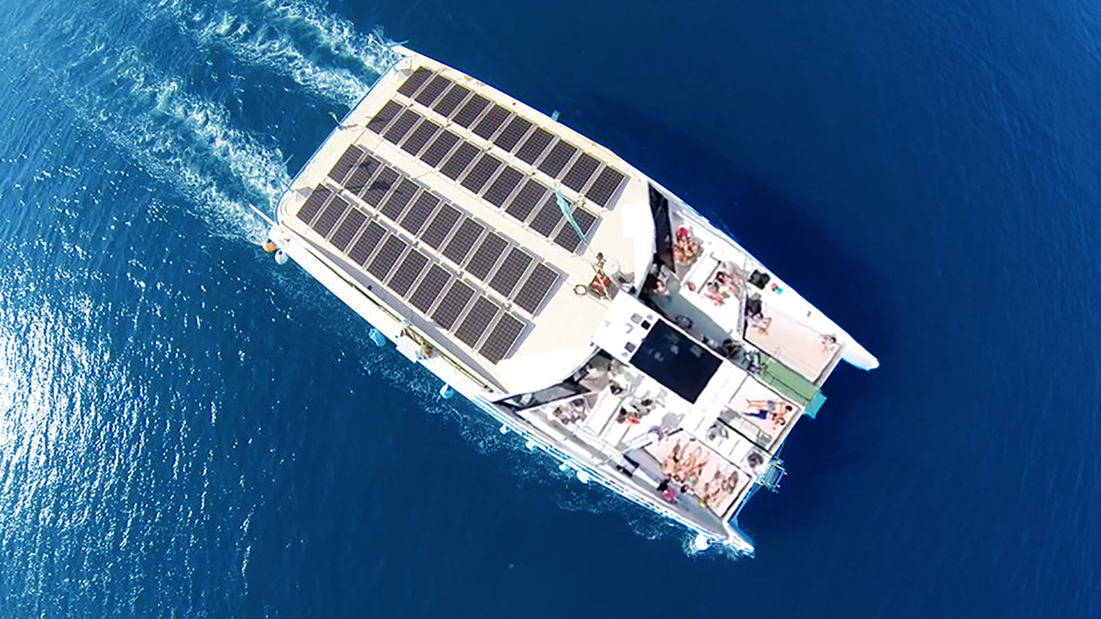 Coucher de Soleil à Barcelona dans une Catamaran Ecologique - Living Tours